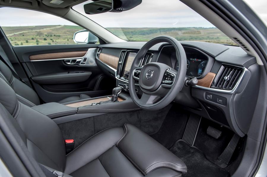 Интерьер Volvo V90 D4 Inscription 2016 года  (UK) (фото 4 из 30)